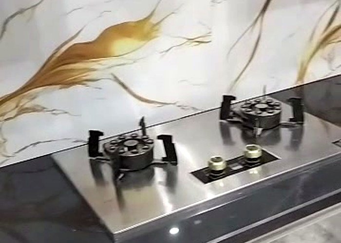 Clean kitchen stove and hob after deep cleaning by Makhdoom Services